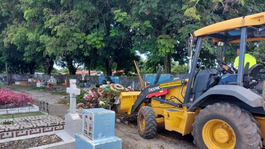 Municipio de David da mantenimiento a cementerio y escuela