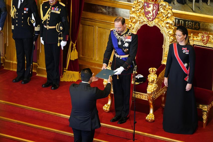 El rey Haakon VIII jura la Constitución ante el Parlamento noruego