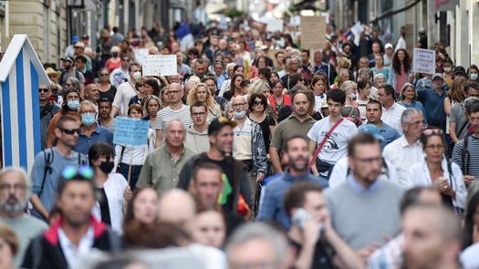Francia bajo protestas por pasaportes sanitarios