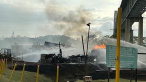 Dos bomberos resultaron heridos en medio de la emergencia.