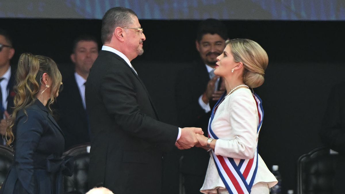 La derechista Laura Fernández asumió este viernes la presidencia de Costa Rica con un proyecto de mano dura contra el narcotráfico y concentración de poderes tutelado por su antecesor, inédito en un país considerado por mucho tiempo de los más seguros y democráticos de América. La derechista Laura Fernández asumió este viernes la presidencia de Costa Rica con un proyecto de mano dura contra el narcotráfico y concentración de poderes tutelado por su antecesor, inédito en un país considerado por mucho tiempo de los más seguros y democráticos de América.