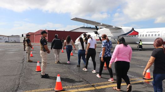 El Servicio Nacional de Migración (SNM) de Panamá informó la expulsión, deportación y retorno voluntario de 67 ciudadanos extranjeros de nacionalidad colombiana y ecuatoriana, como parte de las acciones dirigidas a reforzar los controles migratorios y la seguridad nacional. El Servicio Nacional de Migración (SNM) de Panamá informó la expulsión, deportación y retorno voluntario de 67 ciudadanos extranjeros de nacionalidad colombiana y ecuatoriana, como parte de las acciones dirigidas a reforzar los controles migratorios y la seguridad nacional.