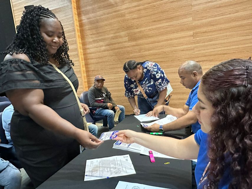 La Alcaldía de Panamá mantendrá vigilancia a lo largo de las rutas del desfile para verificar que los microempresarios. La Alcaldía de Panamá mantendrá vigilancia a lo largo de las rutas del desfile para verificar que los microempresarios.