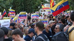 Oposición venezolana se manifiesta ante el Congreso español en apoyo de González Urrutia