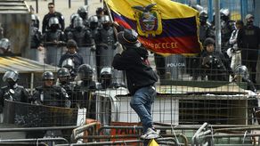 Un muerto y doce heridos deja ataque de manifestantes a militares en Ecuador