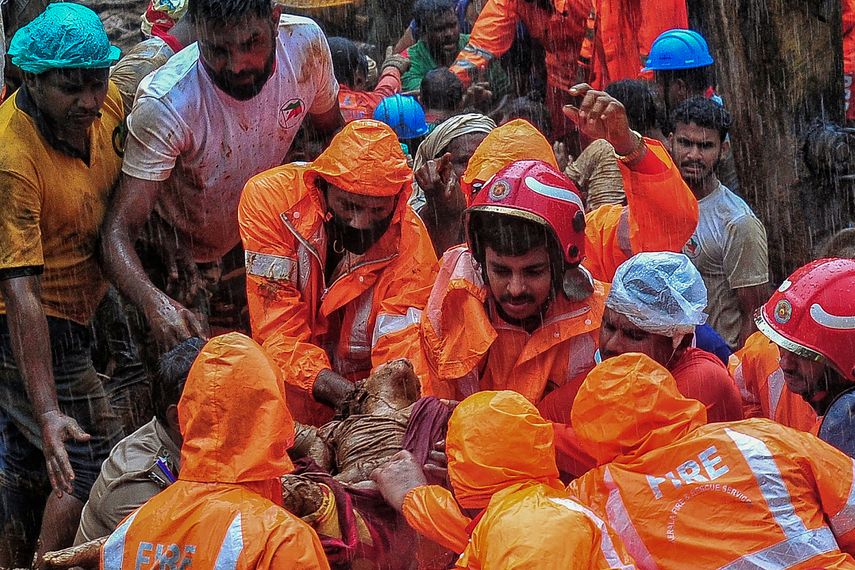 India: Al menos 25 muertos en inundaciones y deslizamientos