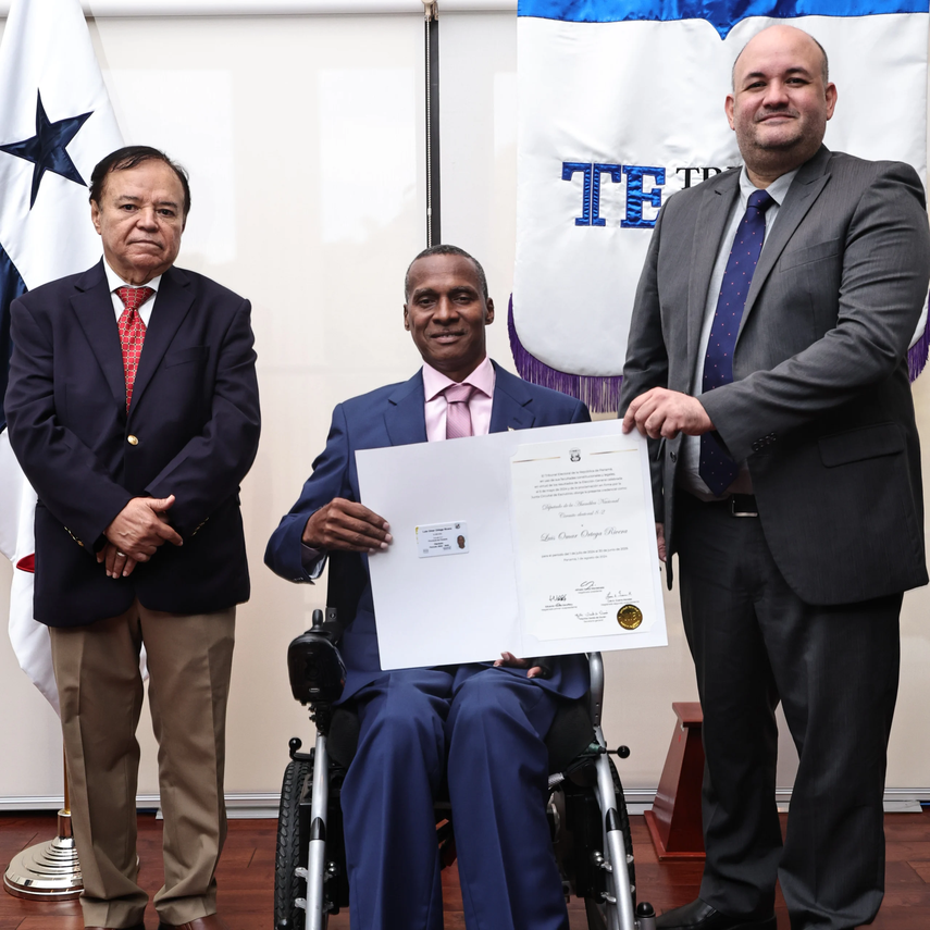 Tribunal Electoral entrega credencial como diputado de RM a Luis Ortega