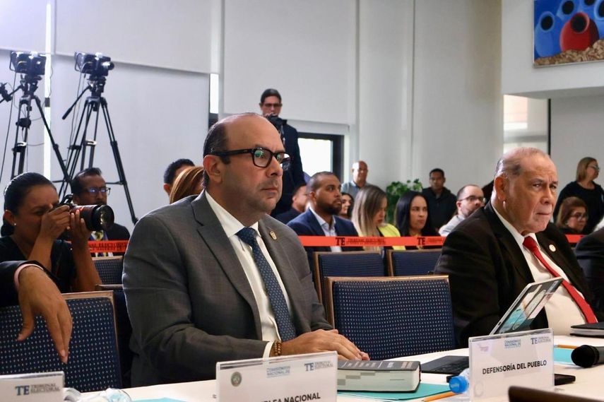 El defensor del Pueblo de Panamá, Eduardo Leblanc, fue elegido director regional para el Caribe y América Latina del Instituto Internacional del Ombudsman (IOI, por sus siglas en inglés), según informó este lunes la Defensoría del Pueblo panameño. El defensor del Pueblo de Panamá, Eduardo Leblanc, fue elegido director regional para el Caribe y América Latina del Instituto Internacional del Ombudsman (IOI, por sus siglas en inglés), según informó este lunes la Defensoría del Pueblo panameño.