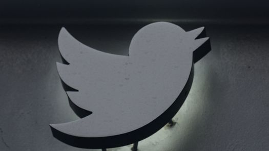 Twitter empieza a retirar marcas azules de cuentas