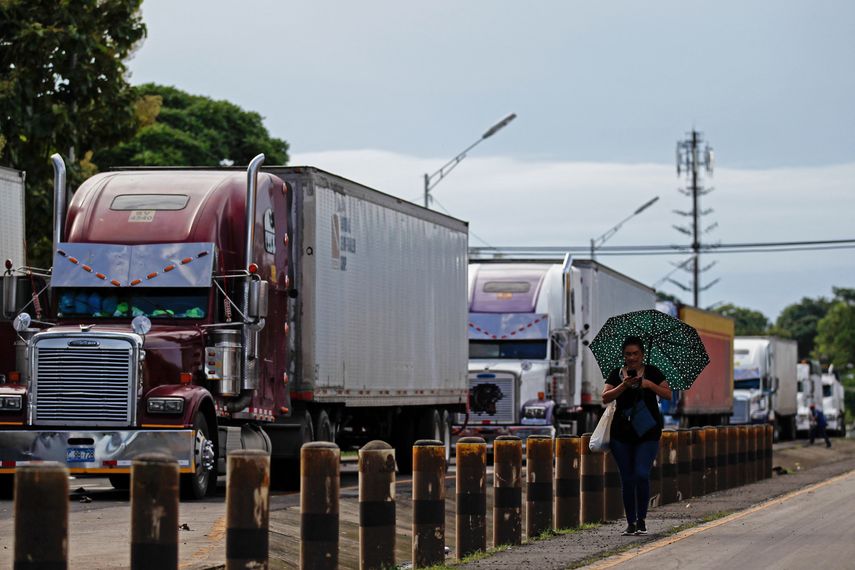 En Santiago de Veraguas, 250 kilómetros al suroeste de Ciudad de Panamá, epicentro de las protestas más radicales, la policía evitó el cierre de la Panamericana, según imágenes publicadas en redes sociales.