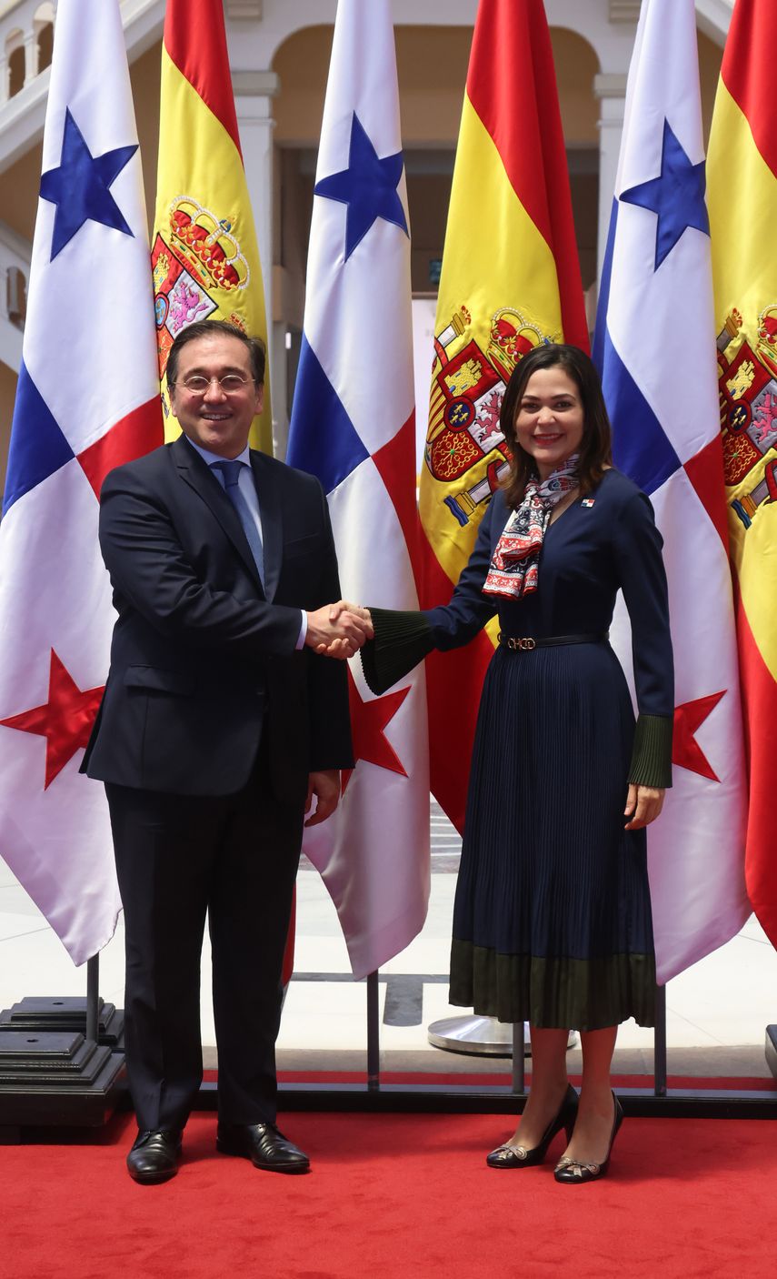 Los Gobiernos de España y Panamá suscribieron este miércoles un acuerdo para promover el uso de la lengua española en los organismos internacionales y los entes diplomáticos con el fin de "reivindicar su carácter de idioma global". Los Gobiernos de España y Panamá suscribieron este miércoles un acuerdo para promover el uso de la lengua española en los organismos internacionales y los entes diplomáticos con el fin de "reivindicar su carácter de idioma global".