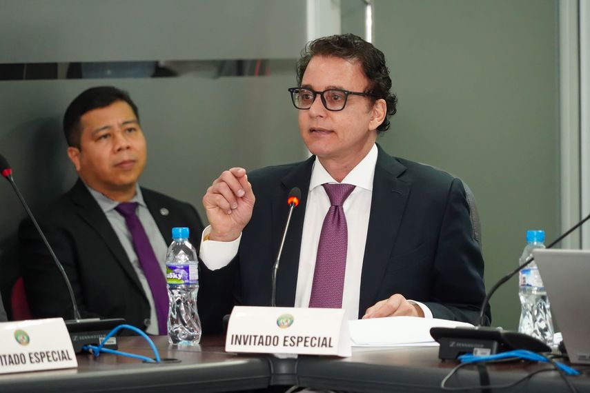 Contralor es cuestionado en la comisión de presupuesto