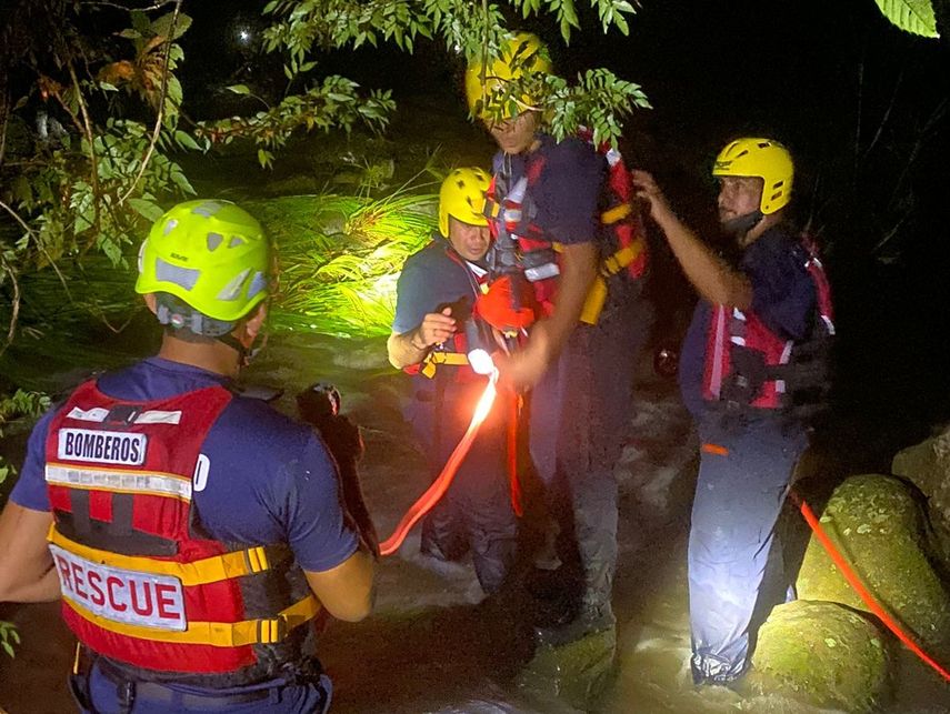 Turistas rescatados por el Cuerpo de Bomberos en Dolega