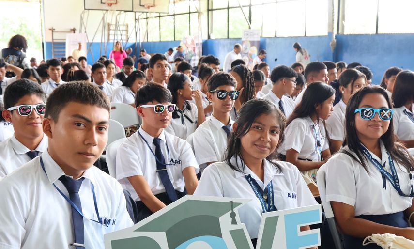 El Ministerio de Educación de Panamá (Meduca) anunció este lunes una alianza con la plataforma creativa Canva para que tanto los estudiantes como los docentes del sistema público tengan acceso completo a las funciones con el fin de estar "a la vanguardia en cuanto a tecnología educativa y herramientas". El Ministerio de Educación de Panamá (Meduca) anunció este lunes una alianza con la plataforma creativa Canva para que tanto los estudiantes como los docentes del sistema público tengan acceso completo a las funciones con el fin de estar "a la vanguardia en cuanto a tecnología educativa y herramientas".