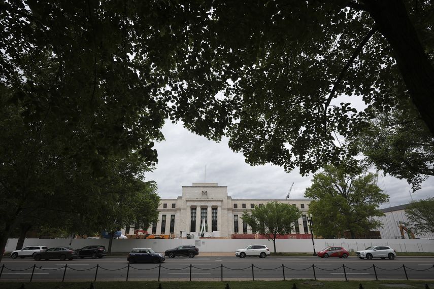 Reserva Federal mantiene tasas de interés y destaca ausencia de nuevos avances