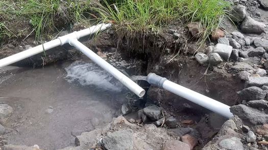 En Tierras Altas, las lluvias afectaron los caminos, lo que incluyó tuberías de agua potable que fueron destruidas por la corriente.