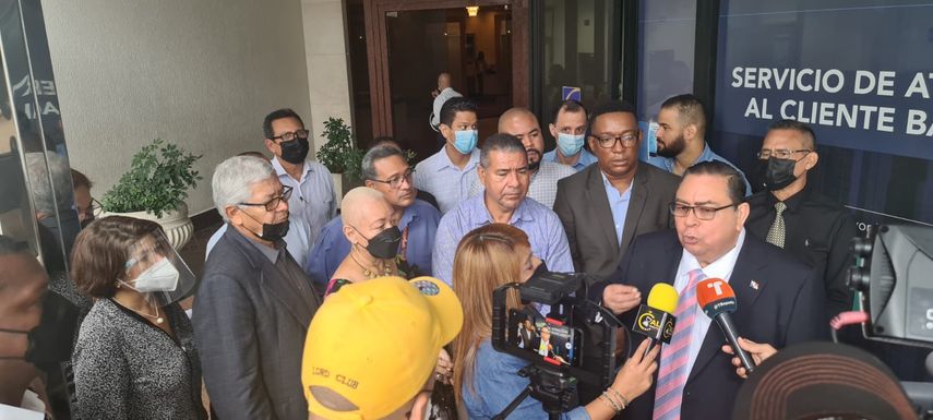 Carreira subraya que es" irresponsable y absurdo" que la Superintendencia de Bancos otorgue licencia para realizar operaciones en Panamá y una parte importante de las actividades no se desarrollan aquí, exportando empleo que hoy se necesitan en el país.