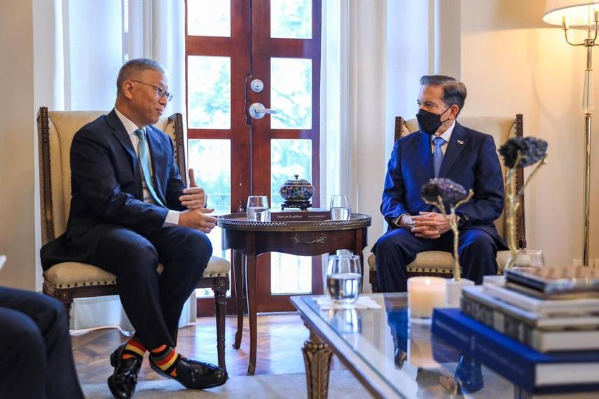 El presidente de la República, Laurentino Nito Cortizo, recibió en su despacho la visita de cortesía del embajador de la República Popular China, Wei Qiang, cuya misión diplomática en Panamá llega a su fin. El presidente de la República, Laurentino Nito Cortizo, recibió en su despacho la visita de cortesía del embajador de la República Popular China, Wei Qiang, cuya misión diplomática en Panamá llega a su fin.