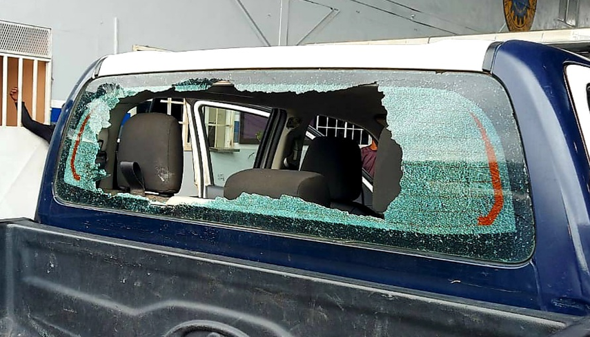 "Afortunadamente las unidades no tienen lesiones personales mayores, pero la patrulla fue vandalizada", dijo Juan Pino.