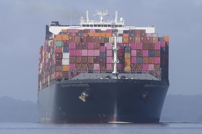 Eso supone que a lo largo del Canal de Panamá haya "instalado alrededor de 90 kilowatts en paneles solares", especifica el experto de la vía. Eso supone que a lo largo del Canal de Panamá haya "instalado alrededor de 90 kilowatts en paneles solares", especifica el experto de la vía.