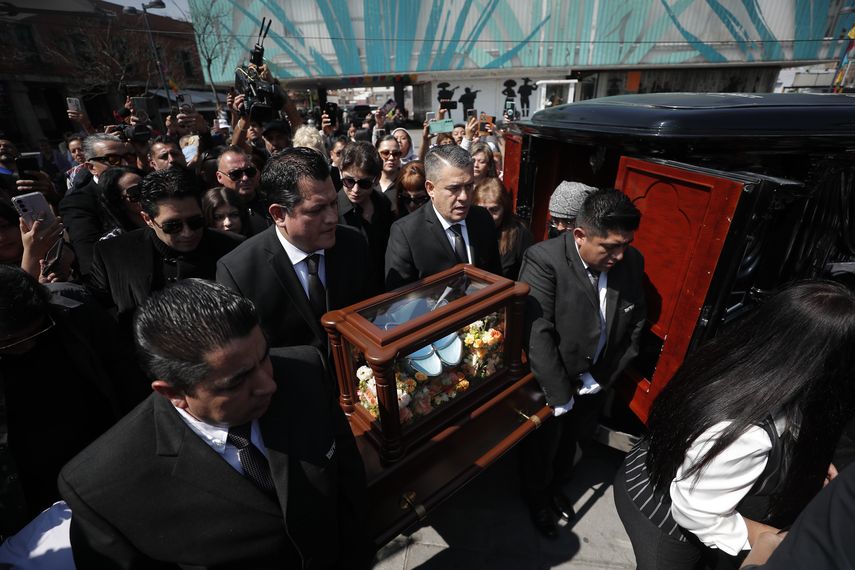 Miles de mexicanos dicen adiós a Paquita la del Barrio, su reina del despecho