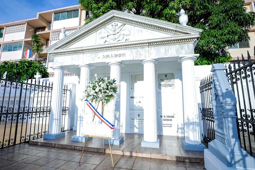Con la tradicional romería al Cementerio Amador, el Gobierno Nacional dio inicio la mañana de este jueves a la conmemoración, en el Mes de la Patria del Día de los Difuntos y de los Próceres de la Independencia. Con la tradicional romería al Cementerio Amador, el Gobierno Nacional dio inicio la mañana de este jueves a la conmemoración, en el Mes de la Patria del Día de los Difuntos y de los Próceres de la Independencia.