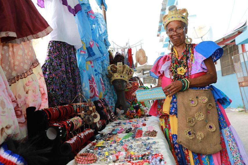 Colón: Abuela diseña piezas de la cultura afrodescendiente