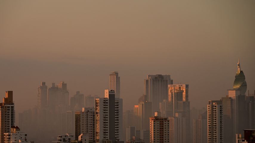 Humo tóxico persiste en la capital por incendio en Cerro Patacón