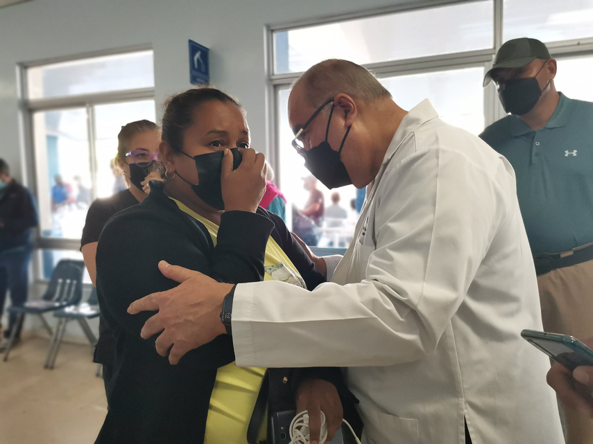 El director de la CSS, Enrique Lau Cortés, aprovechó su visita por el complejo hospitalario para conversar y escuchar las inquietudes de los pacientes 