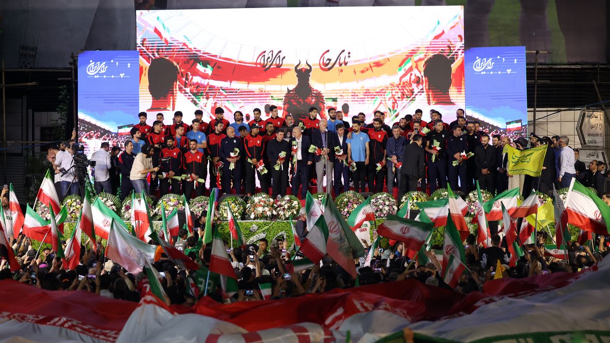 Miles de iraníes participaron este miércoles en la ceremonia oficial de despedida de la selección nacional de fútbol de Irán antes de su partida al Mundial 2026 en un acto cargado de simbolismo político y nacionalista en un contexto de guerra con Estados Unidos e Israel. Miles de iraníes participaron este miércoles en la ceremonia oficial de despedida de la selección nacional de fútbol de Irán antes de su partida al Mundial 2026 en un acto cargado de simbolismo político y nacionalista en un contexto de guerra con Estados Unidos e Israel.