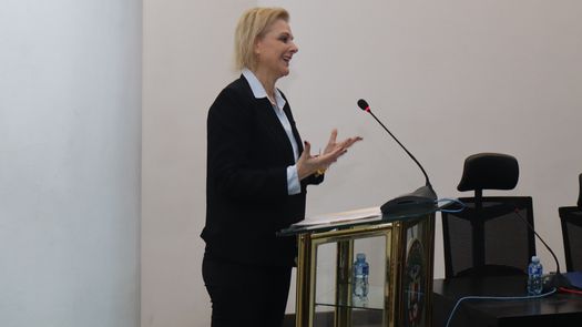 Giulia De Sanctis, presidenta de la Apede, durante su ponencia en la Asamblea Nacional. Giulia De Sanctis, presidenta de la Apede, durante su ponencia en la Asamblea Nacional.