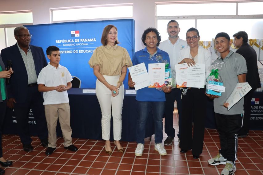 Olimpiada de Robótica 2022: Premian a los ganadores.