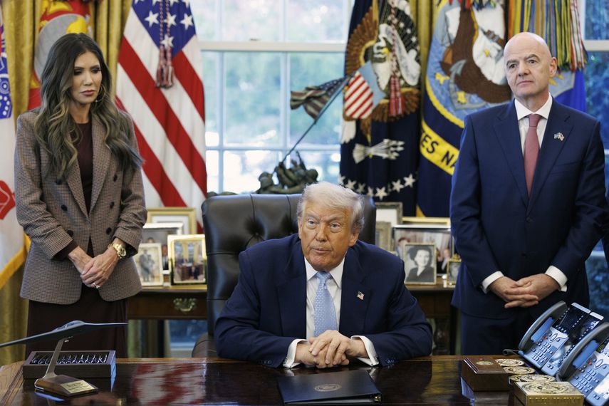 El presidente de EE.UU., Donald Trump, insistió este lunes en que no descarta ninguna opción con respecto a una posible intervención militar en territorio venezolano y dijo que está abierto a hablar con el presidente de Venezuela, Nicolás Maduro.