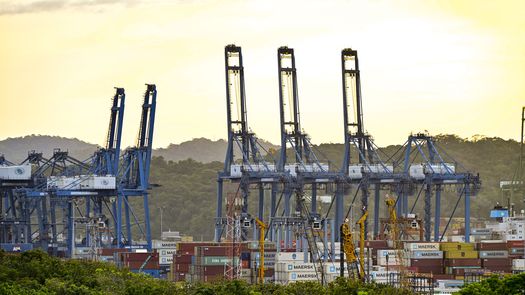 CK Hutchison cae 4,5 % por incertidumbre en venta de puertos en Panamá