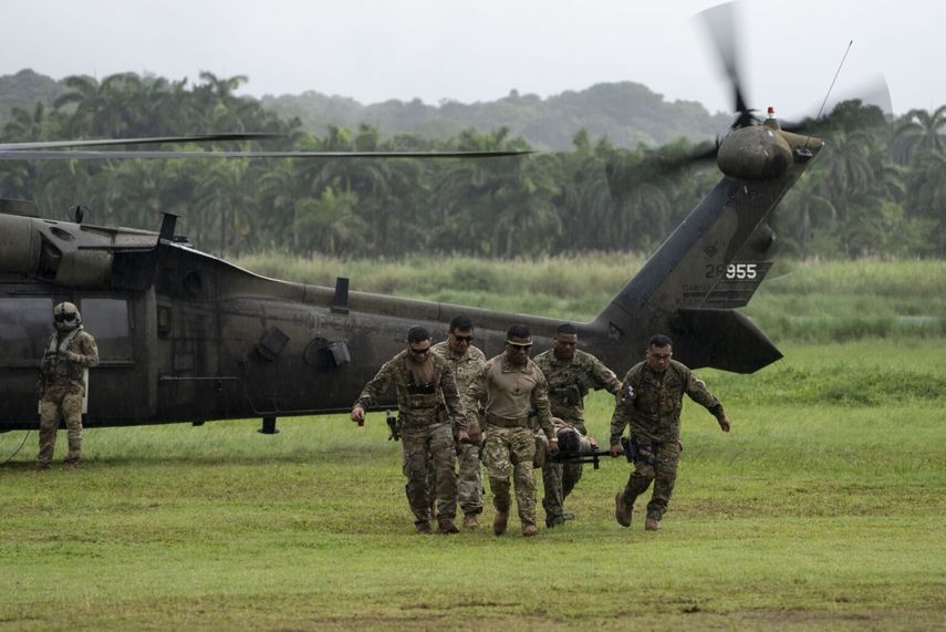 El jefe del Comando Sur de Estados Unidos (EEUU), el almirante Alvin Holsey, visitó Panamá para reunirse con autoridades panameñas y ver el desarrollo de unos ejercicios que realizan fuerzas especiales de ambos países en el marco de la cooperación en seguridad del Canal. El jefe del Comando Sur de Estados Unidos (EEUU), el almirante Alvin Holsey, visitó Panamá para reunirse con autoridades panameñas y ver el desarrollo de unos ejercicios que realizan fuerzas especiales de ambos países en el marco de la cooperación en seguridad del Canal.