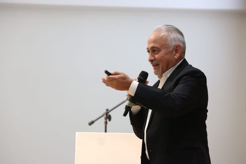 Senacyt y la Fundación Centro de Competitividad de la Región Occidental (Cecom-RO) han formalizado un convenio de cooperación para llevar a cabo el proyecto “Estrategia para impulsar el Tren Panamá”. Senacyt y la Fundación Centro de Competitividad de la Región Occidental (Cecom-RO) han formalizado un convenio de cooperación para llevar a cabo el proyecto “Estrategia para impulsar el Tren Panamá”.