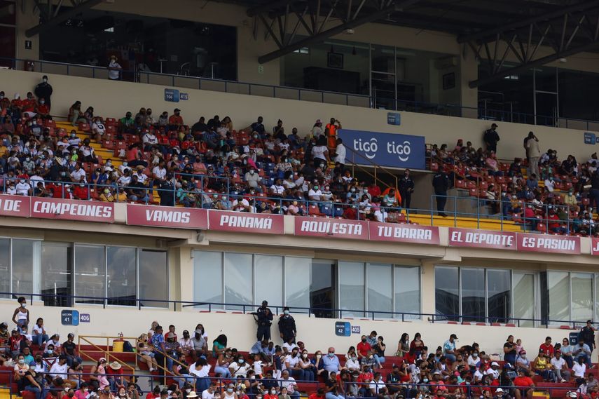 Pudo observarse mayor cantidad de p&uacute;blico en las gradas del estadio Rommel Fern&aacute;ndez&nbsp;