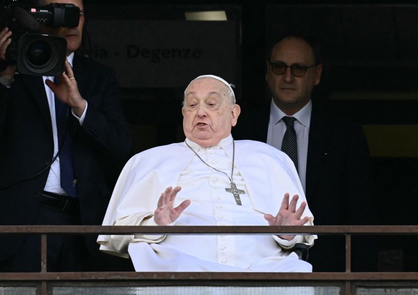 Médico del Papa: Tuvimos que elegir entre dejarlo ir o probar todo