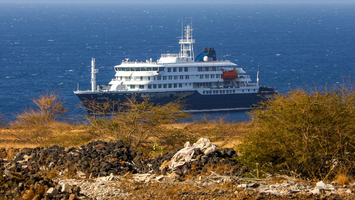 El crucero en el Atlántico afectado por un brote de hantavirus que podría haber causado la muerte de tres personas está contemplando la posibilidad de desembarcar en Las Palmas de Gran Canaria o en Tenerife. El crucero en el Atlántico afectado por un brote de hantavirus que podría haber causado la muerte de tres personas está contemplando la posibilidad de desembarcar en Las Palmas de Gran Canaria o en Tenerife.