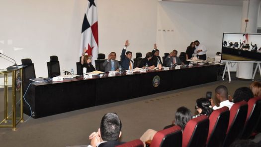 Diputados analizaron propuesta sobre reelección de autoridades universitarias.