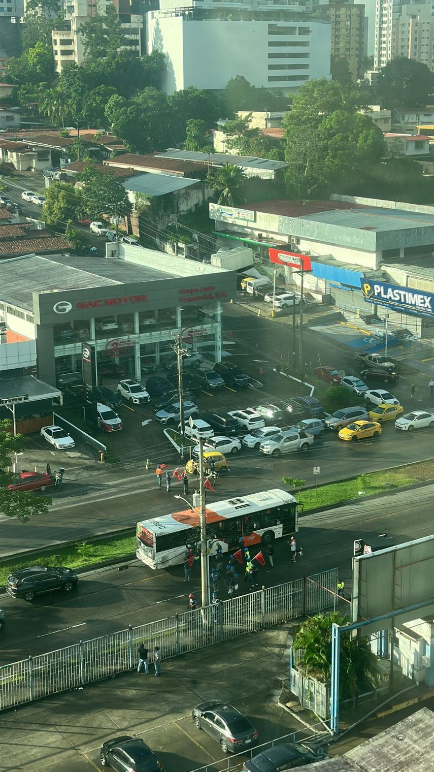 Desde tempranas horas de este lunes 23 de octubre, se registraron varios cierres de calles y protestas en las principales vías del país en rechazo a la sanción del contrato minero. Desde tempranas horas de este lunes 23 de octubre, se registraron varios cierres de calles y protestas en las principales vías del país en rechazo a la sanción del contrato minero.
