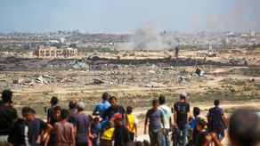 Israel bombardea Gaza mientras Hamás sigue analizando el plan de paz de Trump