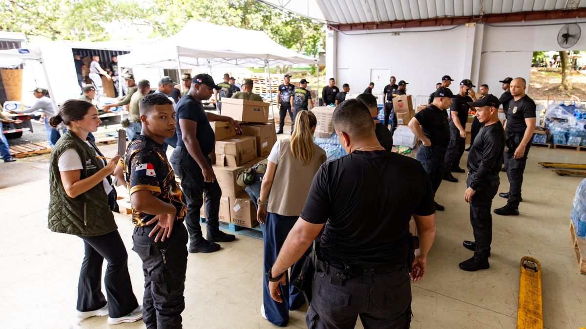 El centro de acopio del Parque Omar cerró este domingo 18 de octubre a las 2:00 p.m., y desde este lunes 19 las donaciones para las familias afectadas por el terremoto serán recibidas en dos nuevos puntos, informó el Despacho de la Primera Dama. El centro de acopio del Parque Omar cerró este domingo 18 de octubre a las 2:00 p.m., y desde este lunes 19 las donaciones para las familias afectadas por el terremoto serán recibidas en dos nuevos puntos, informó el Despacho de la Primera Dama.