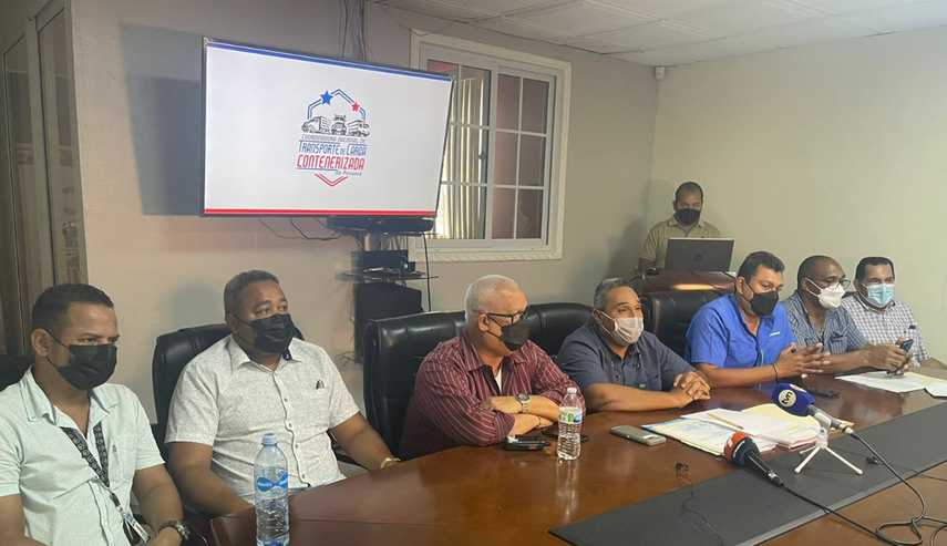 ·&nbsp; &nbsp; &nbsp; &nbsp; Variossectores de la cadena logística de carga terrestre están en alerta por laposible pérdida de más de 200 miles plazas de trabajo.