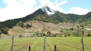 La lluvia fue bienvenida para la tarde de este jueves como apoyo a las labores de extinción en Cerro Punta.