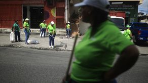 Un grupo de presas del Centro Penitenciario Femenino de Panamá forma fila con entusiasmo desde primera hora del día. Solo 70 de las casi 700 encarceladas cambiaron su habitual camiseta blanca por una azul, escoba y recogedor para salir a las calles del populoso distrito de la capital, San Miguelito, a limpiar basura.