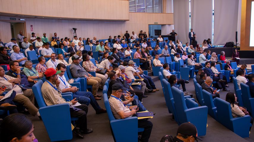 Cerca de 500 alcaldes y representantes participaron del III Foro de Líderes Locales
