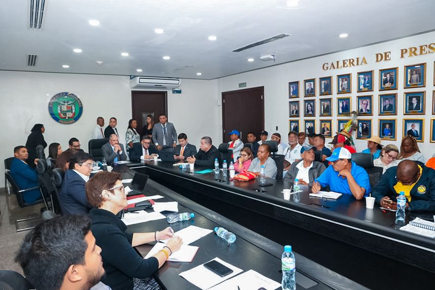 Los docentes han sostenido acercamientos con los diputados de la Asamblea Nacional. Los docentes han sostenido acercamientos con los diputados de la Asamblea Nacional.
