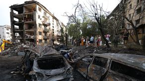 Oleada de bombardeos rusos en Ucrania deja decenas de muertos
