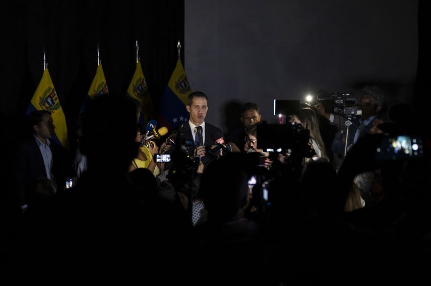 El gobierno de Bogotá desmintió el martes esa versión, alegando que Juan Guaidó ya tenía comprado su pasaje a Miami y que las autoridades colombianas no lo habían expulsado. 
